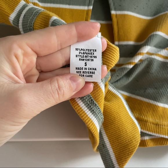 Cropped long sleeve striped Vestique top - Picture 4 of 4